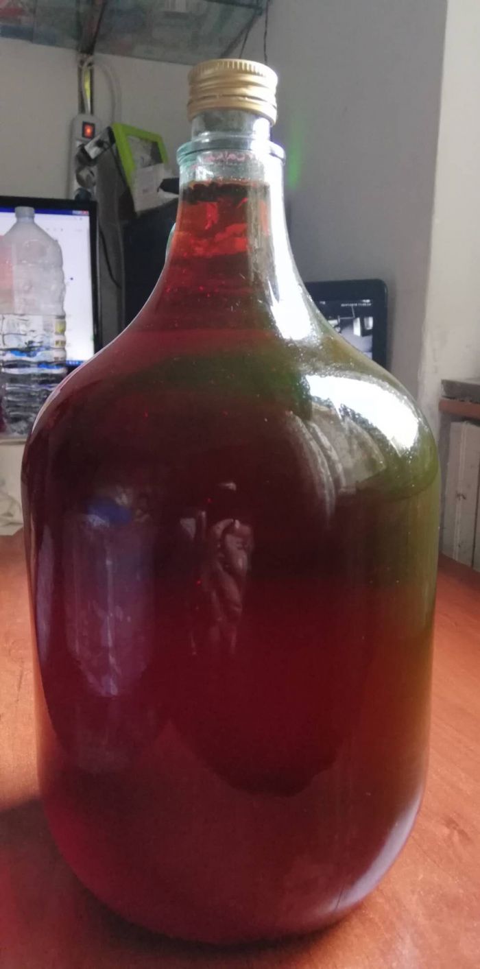 出售自家酿的糯米红酒，8欧一公斤，一瓶40欧