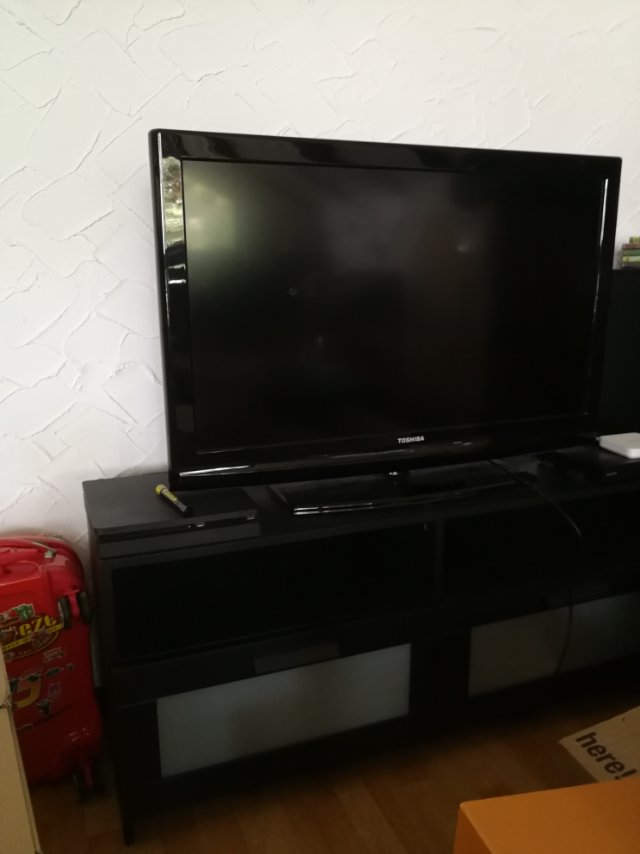 出toschiba39寸电视和电视柜，还有一个白色转角桌