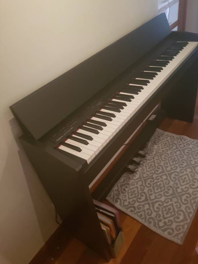出售一台二手Roland电钢琴