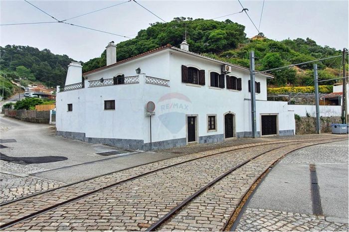 里斯本辛特拉独立别墅出售，离辛特拉景区及火车站仅几百米，可以办理一家三代葡萄牙移民，底价出售56万欧元