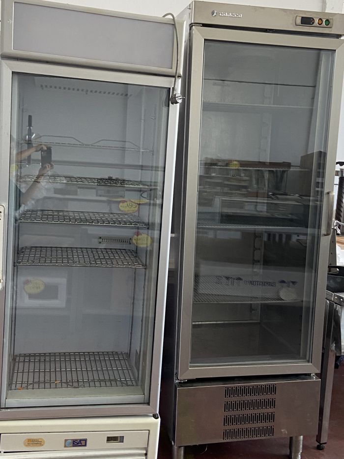 两台单门冰箱出售