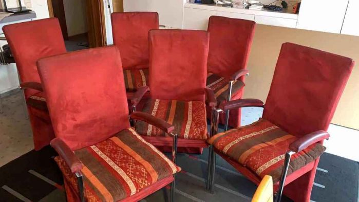 不锈钢座椅，需要清洗，原价129欧/把，赠送红色条纹坐垫6个，打包价30欧。
