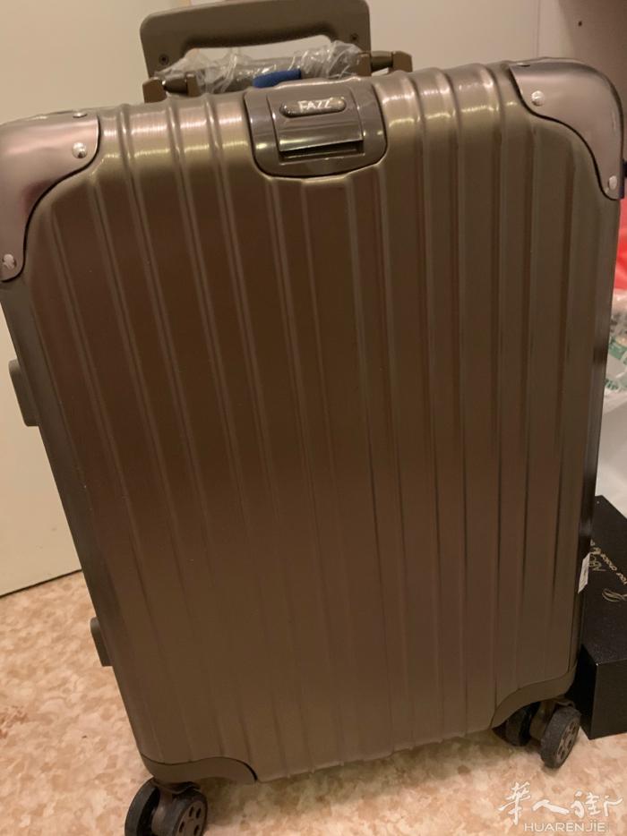 比勒菲尔德/杜塞 出一个小行李箱，只用过一次，30欧。20寸。