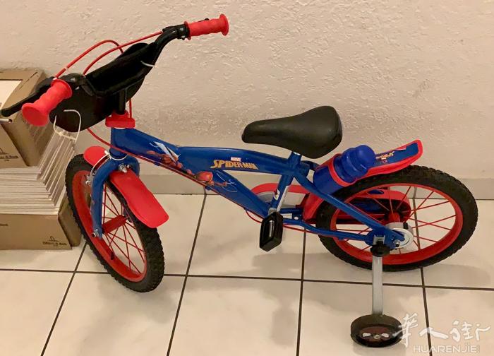 儿童自行车70€欧出，很新 小朋友只骑过两三次，原价140多欧购入，16寸