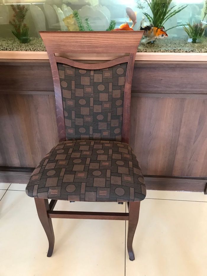 斯图加特出售九成新的椅子