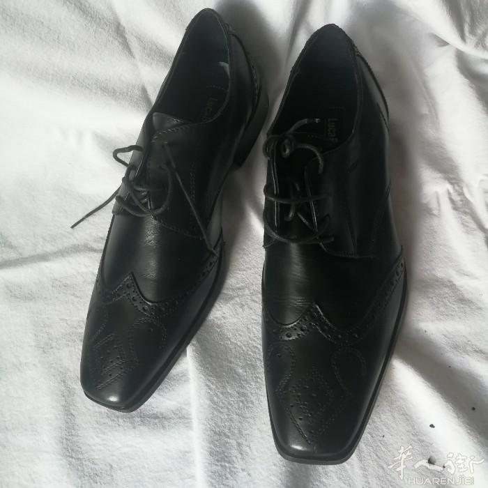 黑色牛皮男款皮鞋，40码时尚版，皮质好带花纹，99%新鞋。